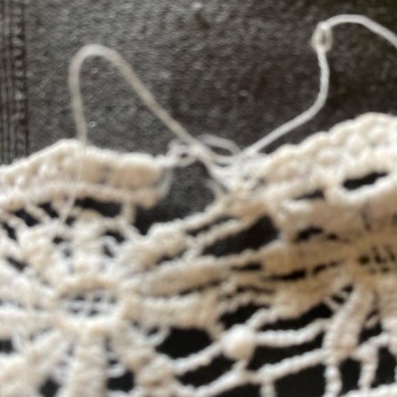 Bobeau sleeveless off white shirt with lace top - Picture 5 of 6